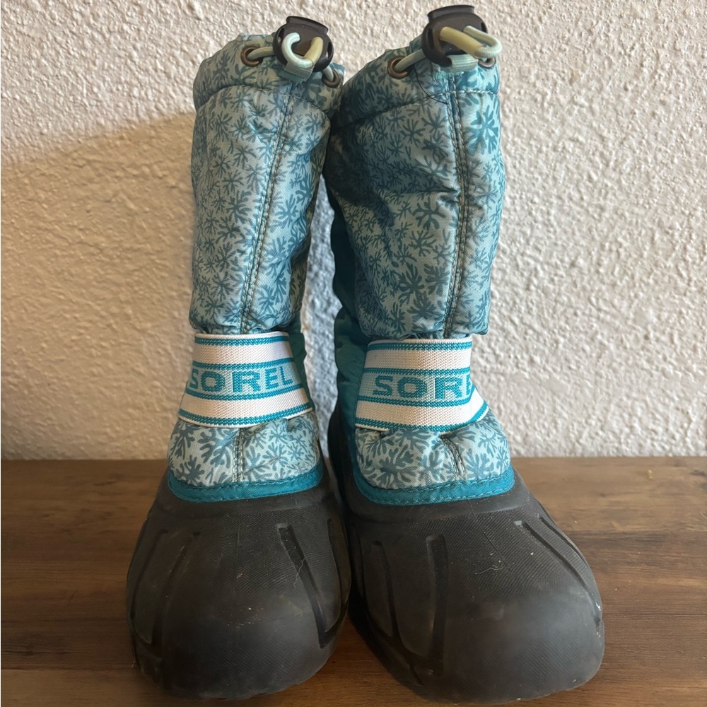 Sorel Teal snowflake boots - size 3(little kids)